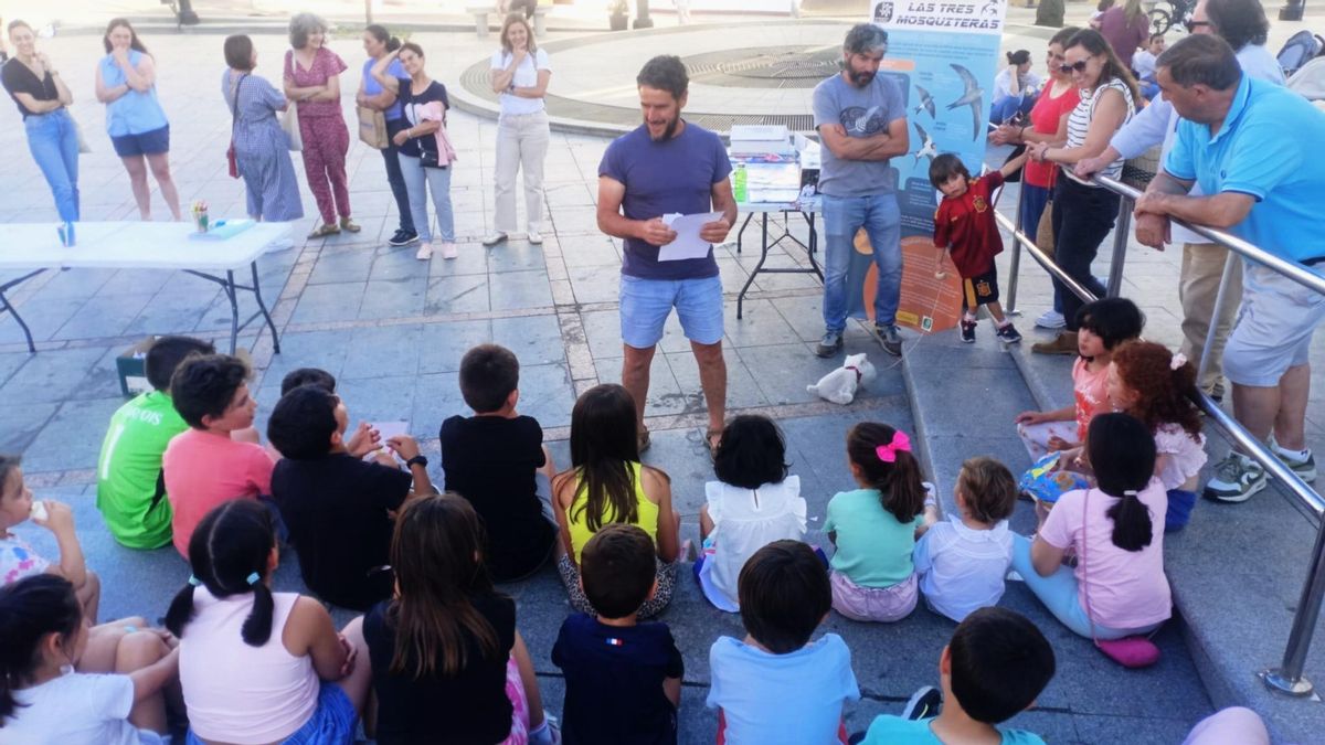 Talleres infantiles sobre aves insectívoras migratorias en la Plaza del Pueblo