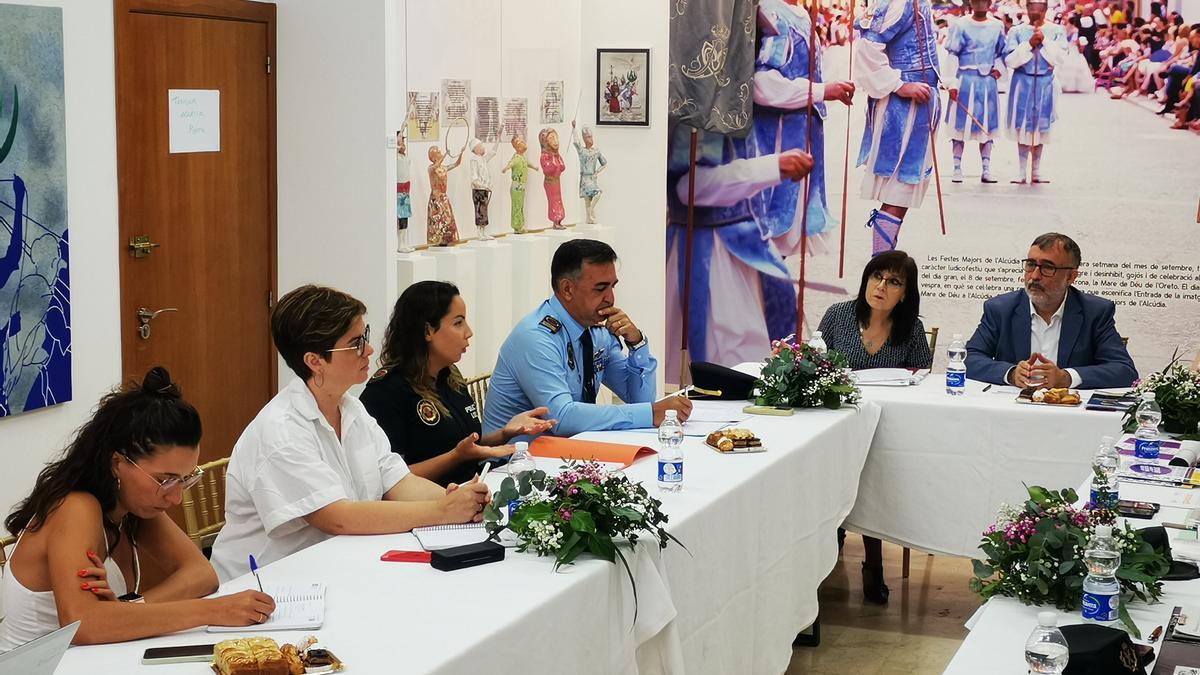 Reunión con los altos cargos de la localidad presidida por el alcalde, Andreu Salom, y la subdelegada del gobierno, Raquel Ibáñez