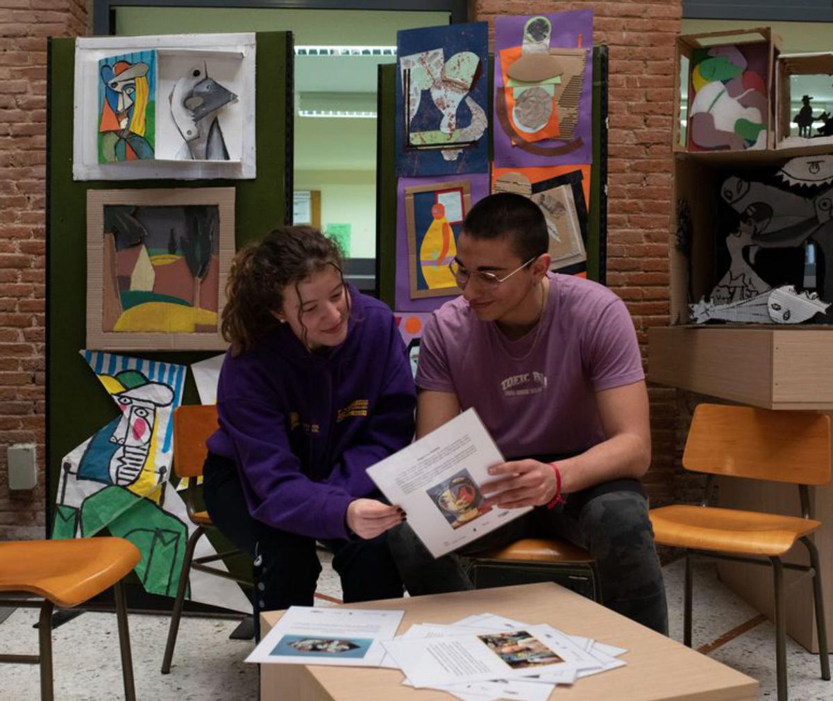 Dos alumnos leen información sobre Picasso. | Ana Burrieza