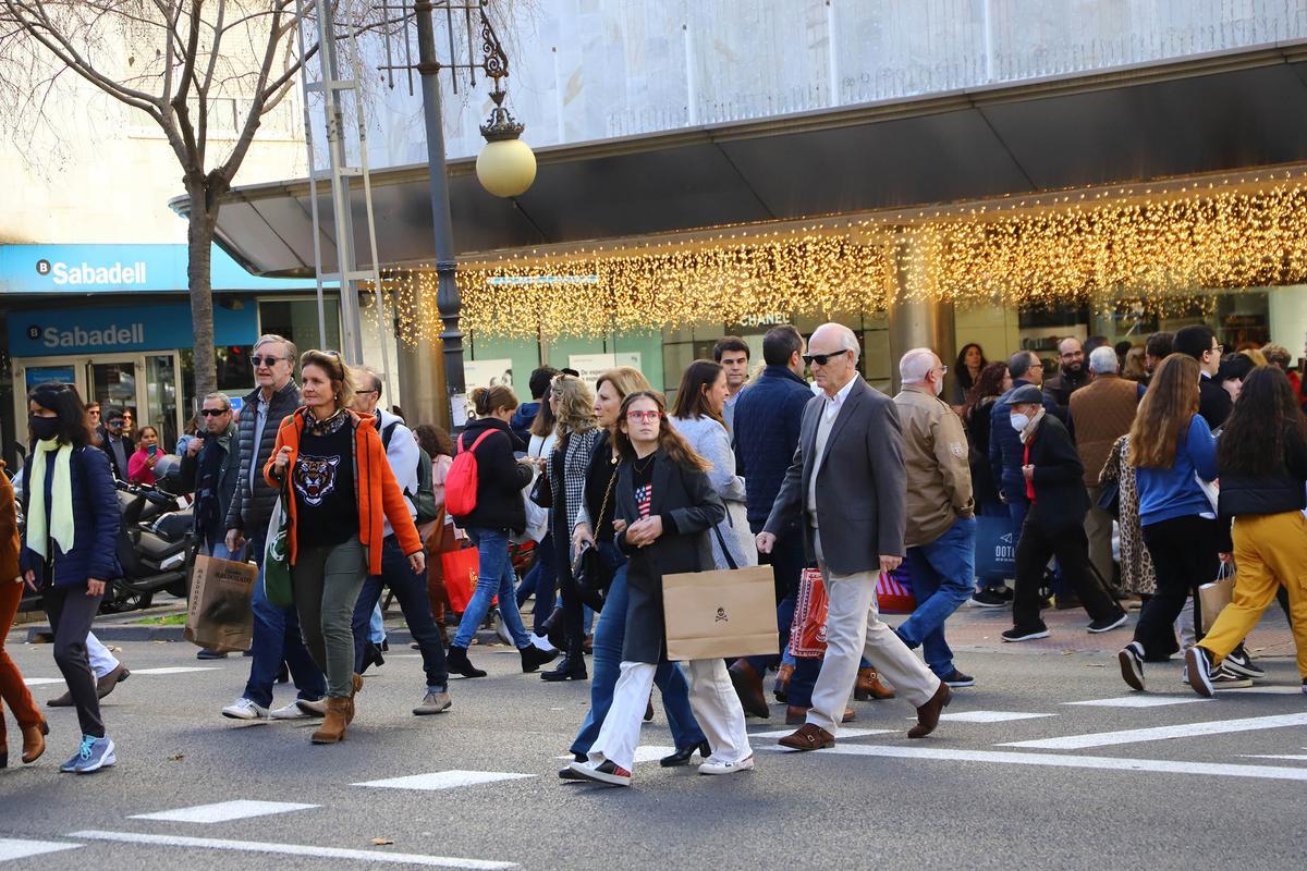 Colas y &quot;mucha venta&quot; en los comercios de Córdoba durante el festivo