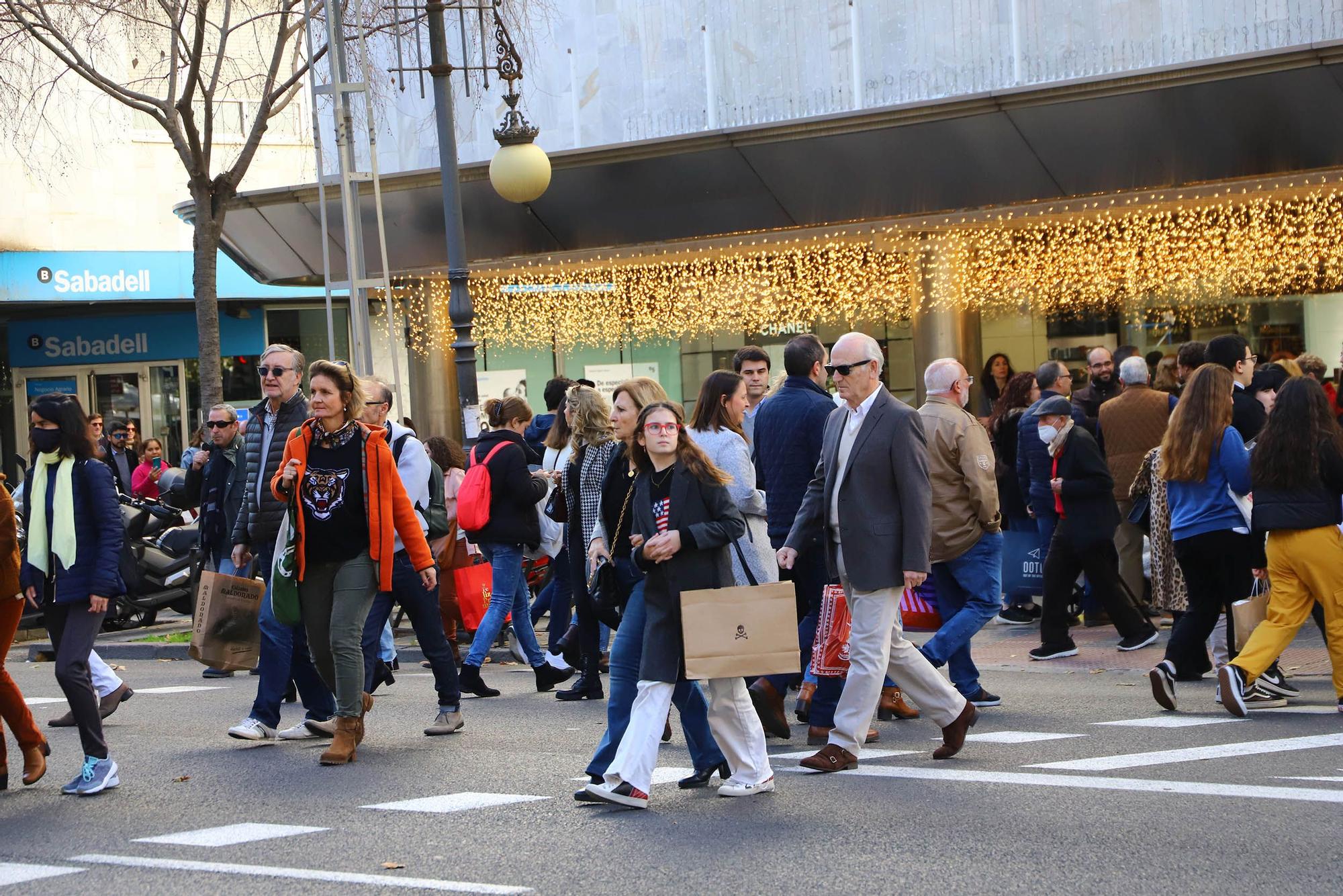 Colas y "mucha venta" en los comercios de Córdoba durante el festivo