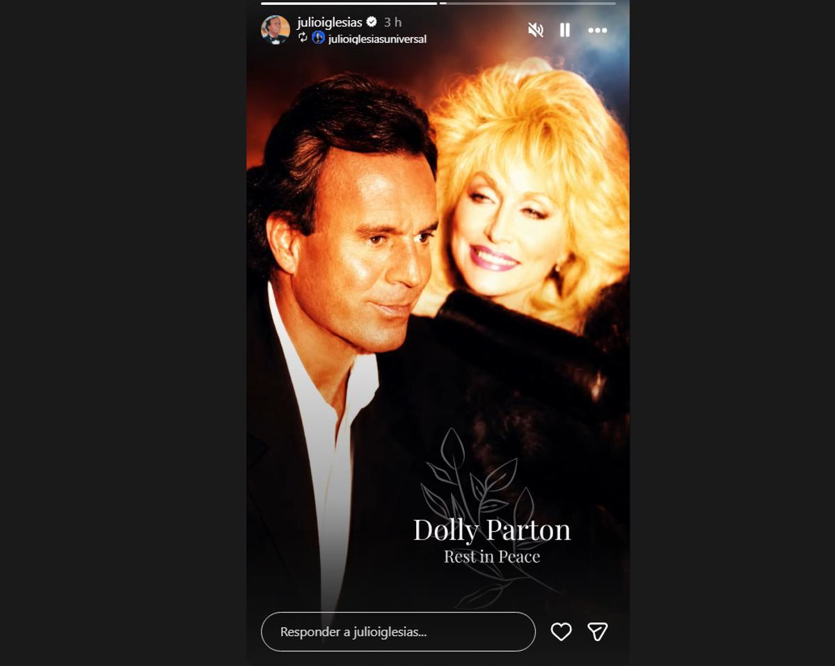 La imagen que Julio Iglesias junto a Dolly Parton con la que el cantante se ha despedido del ídolo del country.
