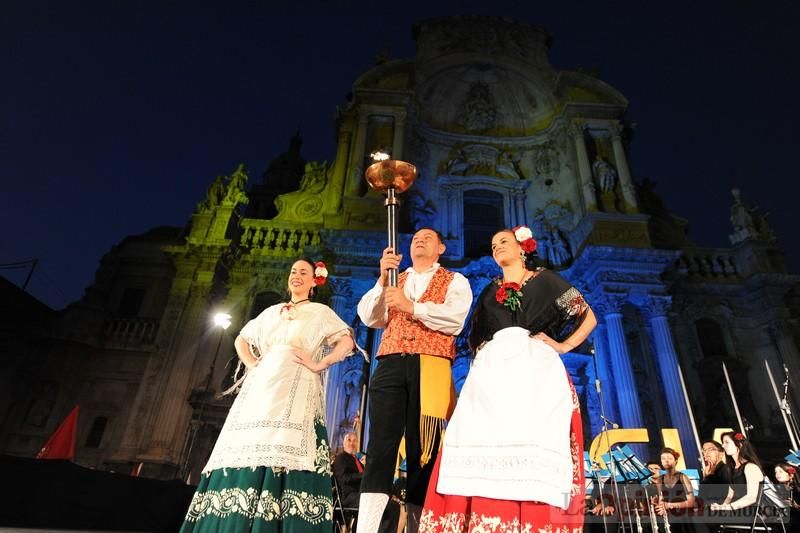 La Antorcha de la Amistad y el Moneo brillan en colores con motivo de este Festival Internacional de Folclore