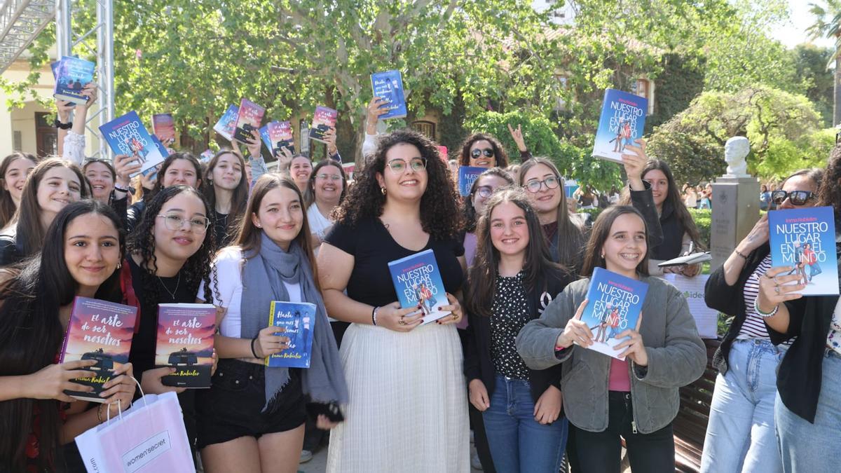 Colas para la firma de la escritora Inma Rubiales en la Fira del Llibre de València