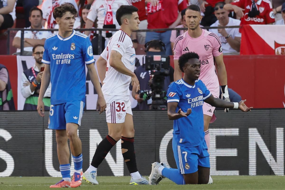 El delantero del Real Madrid Vinícius Jr (d) durante el partido de la jornada 37 de LaLiga que Sevilla FC y Real Madrid disputaron en el estadio Ramón Sánchez-Pizjuán, en Sevilla.