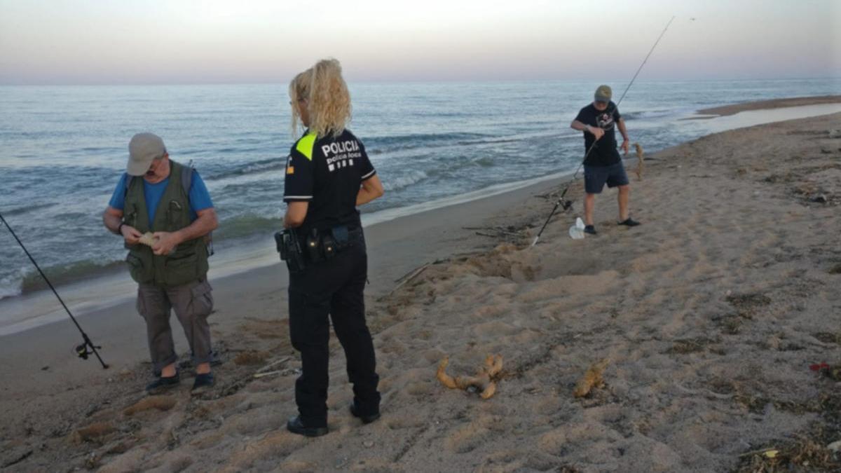 Una agent i dos pescadors al Delta de la Tordera aquest dissabte -