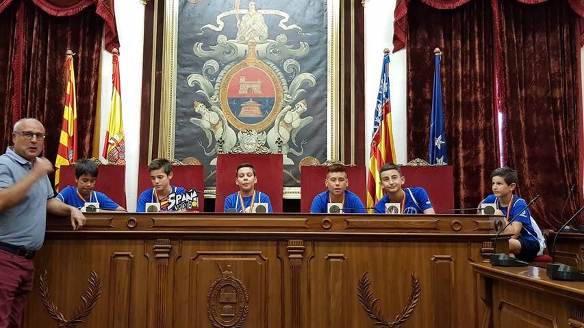 Los campeones de España de Voleibol alevín masculino de Elche, en la recepción en el Ayuntamiento