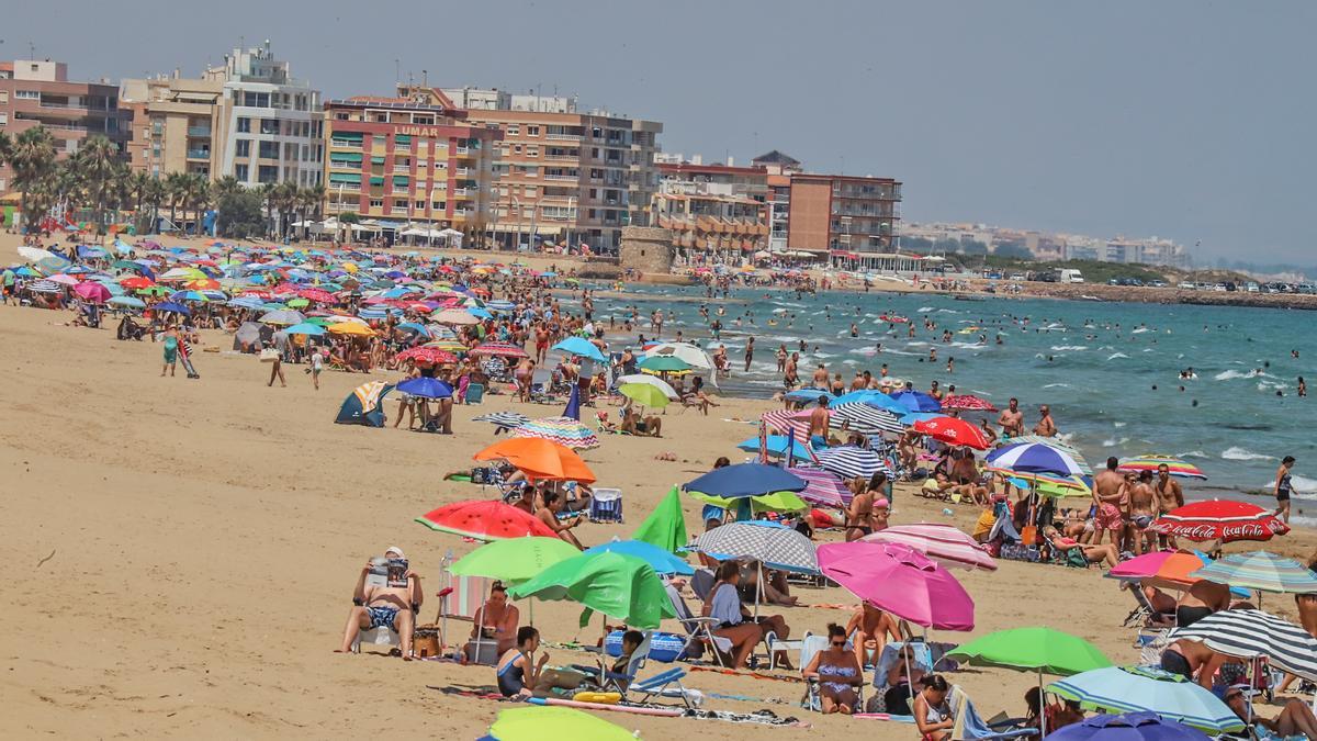 Playa de La Mata de Torrevieja en la que se ubican la mayor parte de los chiringuitos