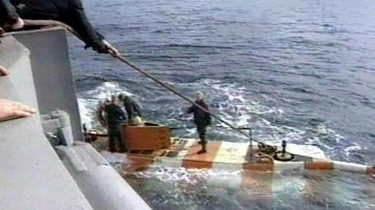 Miembros de los equipos de rescate rusos regresan en un minisubmarino tras una inmersión en busca del sumergible siniestrado en el mar de Barents.