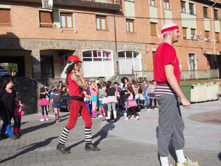 Carbayín Bajo baila con el colectivo "La xata la rifa"