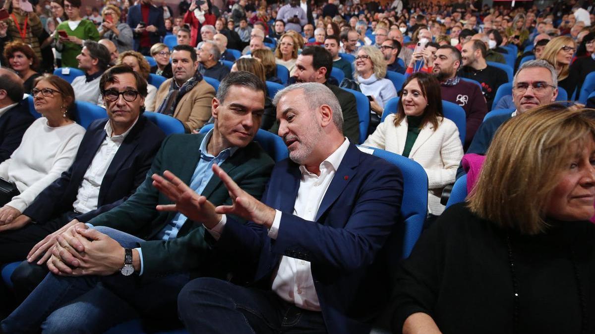 El presidente Pedro Sánchez, flanqueado por Salvador Illa y Jaume Collboni, en un acto en Barcelona.