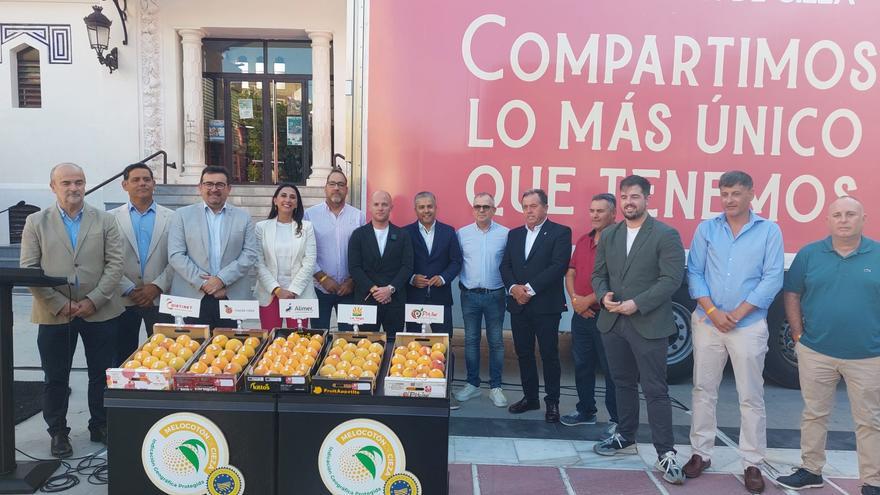 Sara Rubira presenta la campaña de promoción del melocotón de Cieza