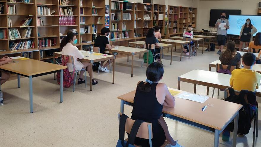 Catorze alumnes minuts abans de rebre el primer examen a Solsona