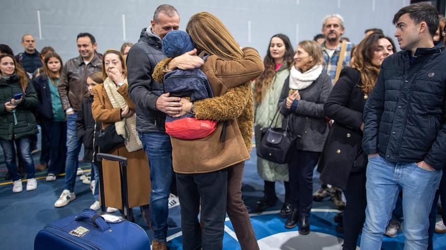 Llegada de niños ucranianos gracias a la Fundación Juntos por la Vida para pasar la Navidad con familias de acogida en la Comunitat Valenciana.