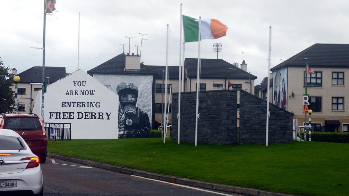 Archivo - Mural y bandera irlandesa en Derry, Irlanda del Norte