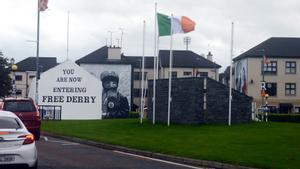 Archivo - Mural y bandera irlandesa en Derry, Irlanda del Norte