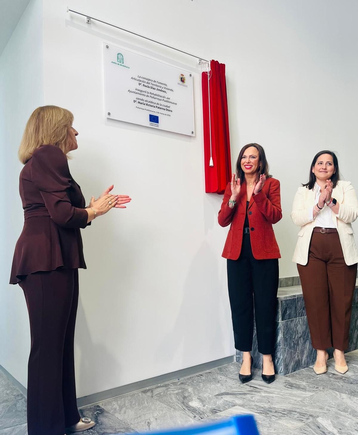 Mariví Paterna, Rocío Blanco y Carmen Granados, tras el descubrimiento de la placa conmemorativa.