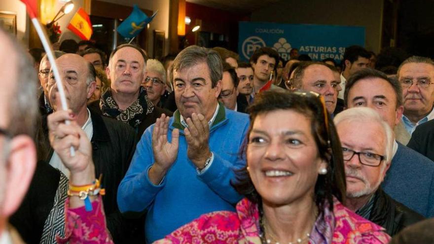 Cascos aplaude en el cierre de campaña de la coalición.