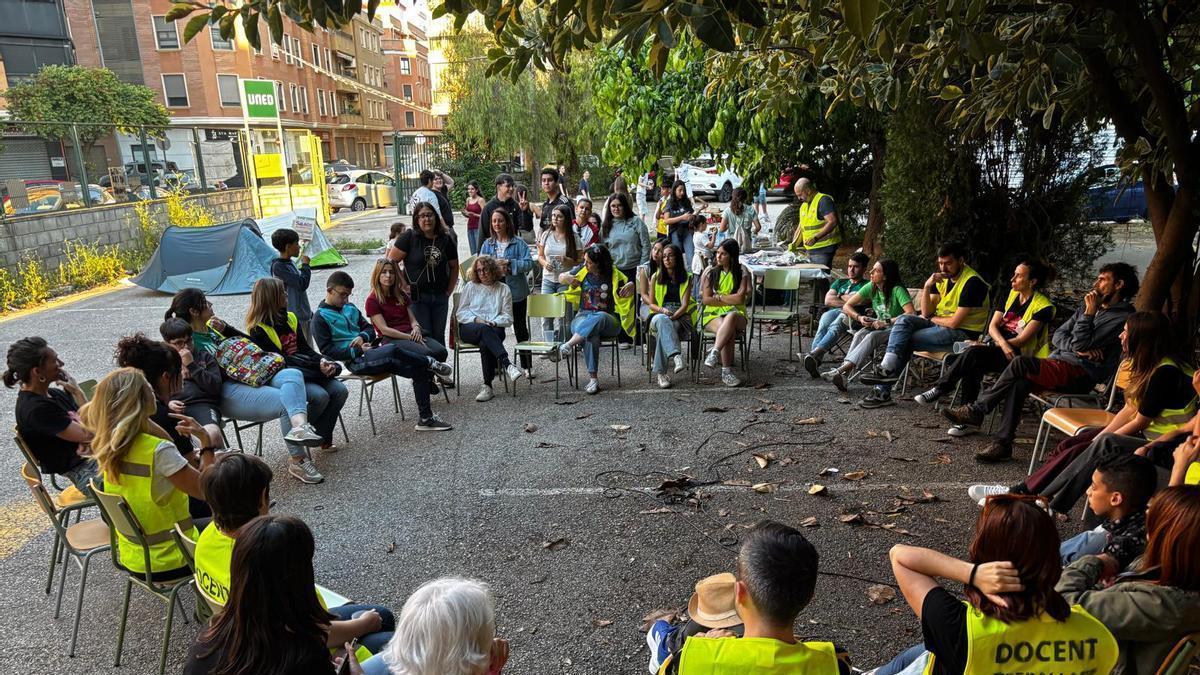 Algunos de los participantes en el encierro educativo celebrado ayer en el IES Jaume de Alzira.