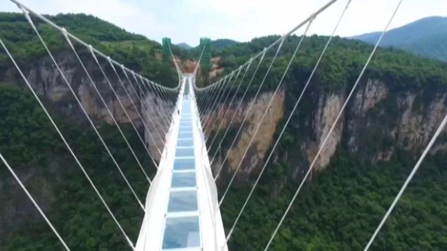 El puente de cristal más alto y largo del mundo se inaugura en China