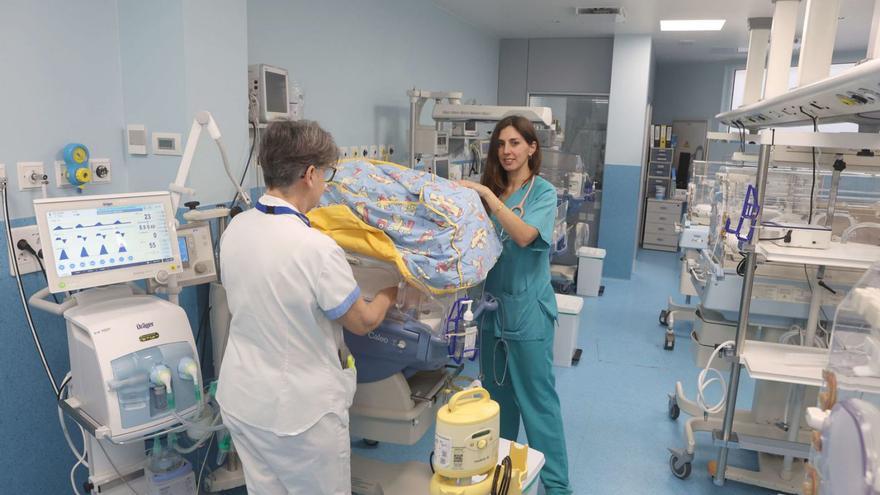 La doctora Olalla Otero, coordinadora de Pediatría de la Maternidad HM Belén, junto con Coro Pereira, matrona (de espaldas), en la UCI neonatal del centro hospitalario coruñés. | Iago López