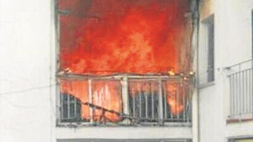 El herido en el incendio de una casa en Plasencia e ingresado en Cáceres está «muy grave»