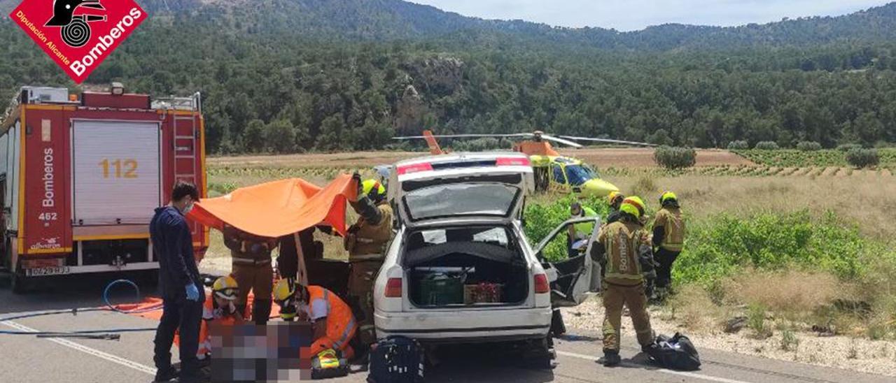 Los sanitarios atienden al herido grave tras ser excarcelado por los bomberos.