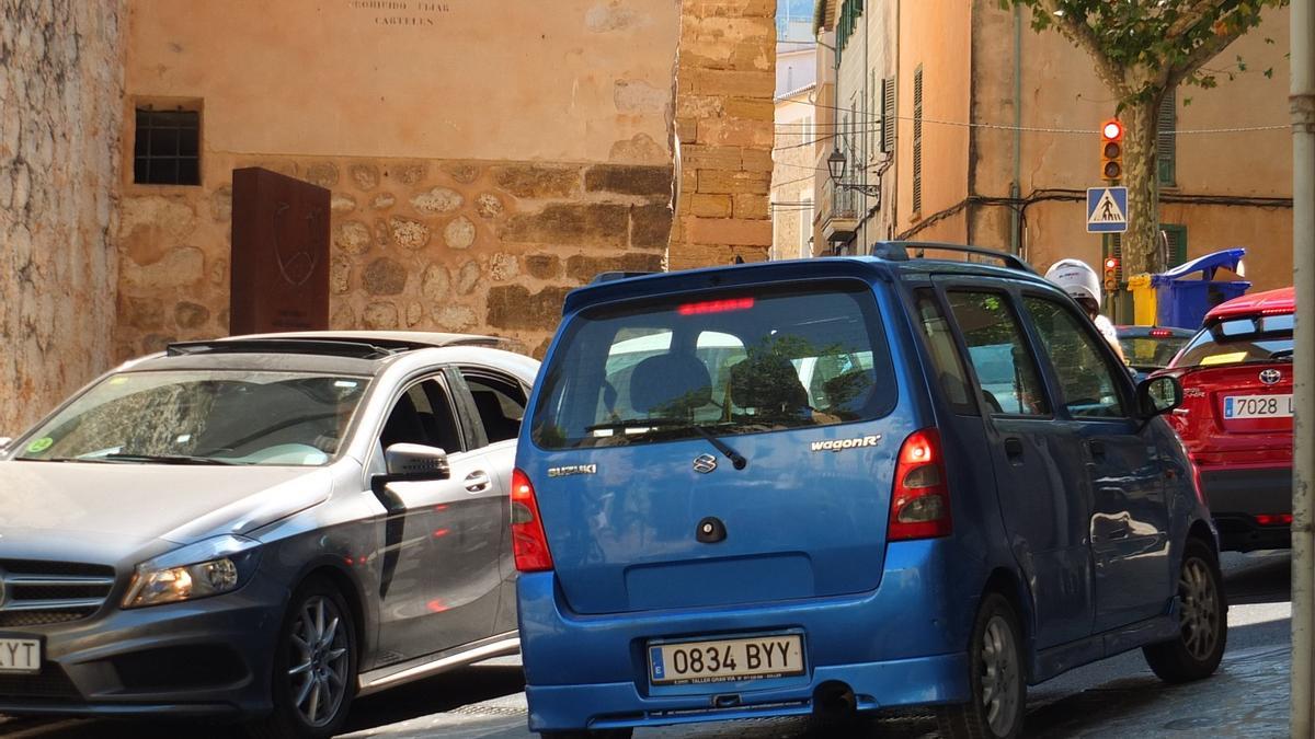 Conductores denuncian la «odisea» de circular y aparcar en Sóller