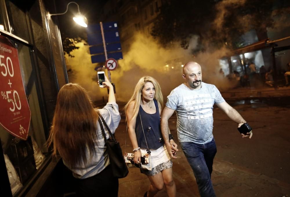 La policía dispersó con cargas de gas lacrimógeno una manifestación en Estambul que protestaba por la agresión, el jueves, a los asistentes a una fiesta de seguidores del grupo de música Radiohead.