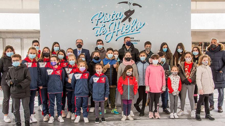 Javier Fernández, ayer en A Cubela con los niños y niñas del club Brincadeira. | // L. O.