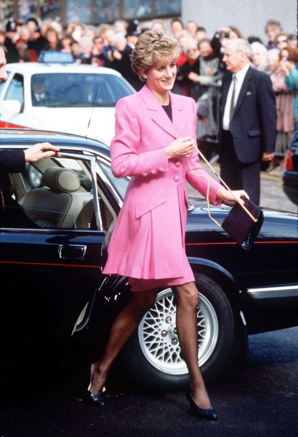 Diana con un traje de tres piezas rosa