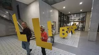 L'ADAC canvia de seu i fa moure les lletres de la paraula Llibertat pel Barri Vell de Girona