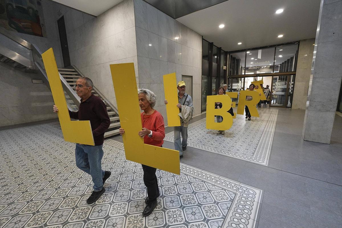 L'ADAC canvia de seu i fa moure les lletres de la paraula Llibertat pel Barri Vell de Girona