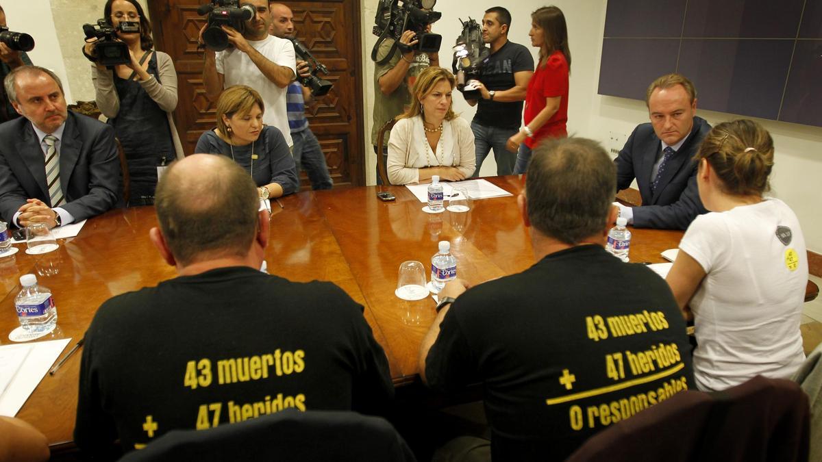 Alberto Fabra, Paula Sánchez de León e Isabel Bonig, en el Palau, en octubre de 2011.
