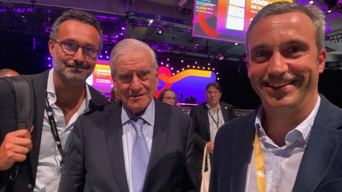 Alberto Cordero, a la derecha, con Valentín Fuster y José María Castellano , coinvestigador principal del estudio