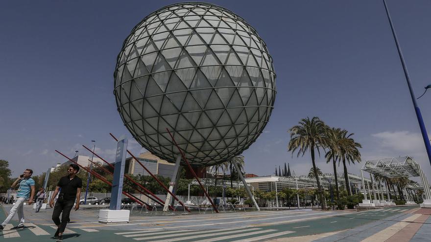 El Ayuntamiento renovará toda la iluminación de la Isla de la Cartuja y ordenará los aparcamientos en Monte Pirolo