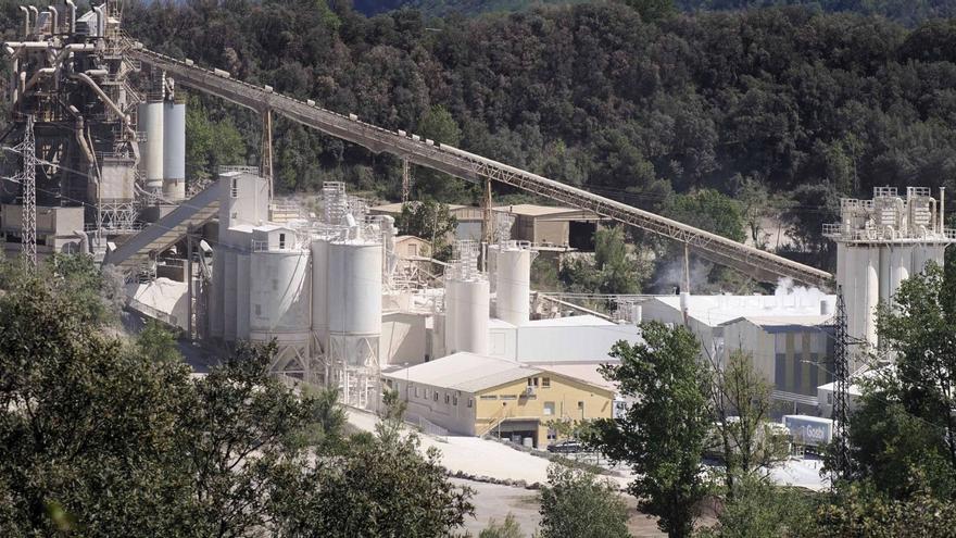 Instal·lacions de Cales de Llierca a Argelaguer, una de les plantes que genera més emissions de CO2 de les comarques gironines.
