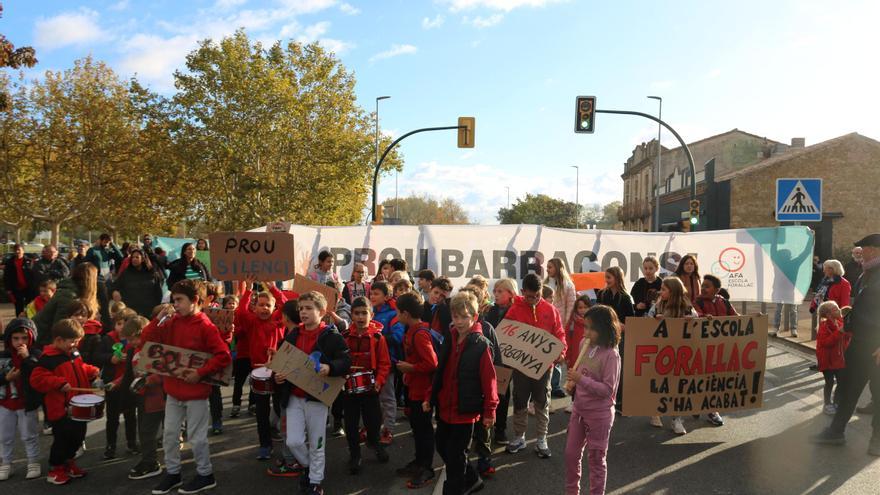 Pares i alumnes de l&#039;escola de Forallac tallen la C-66 per reclamar que Educació faci un nou centre sense barracons