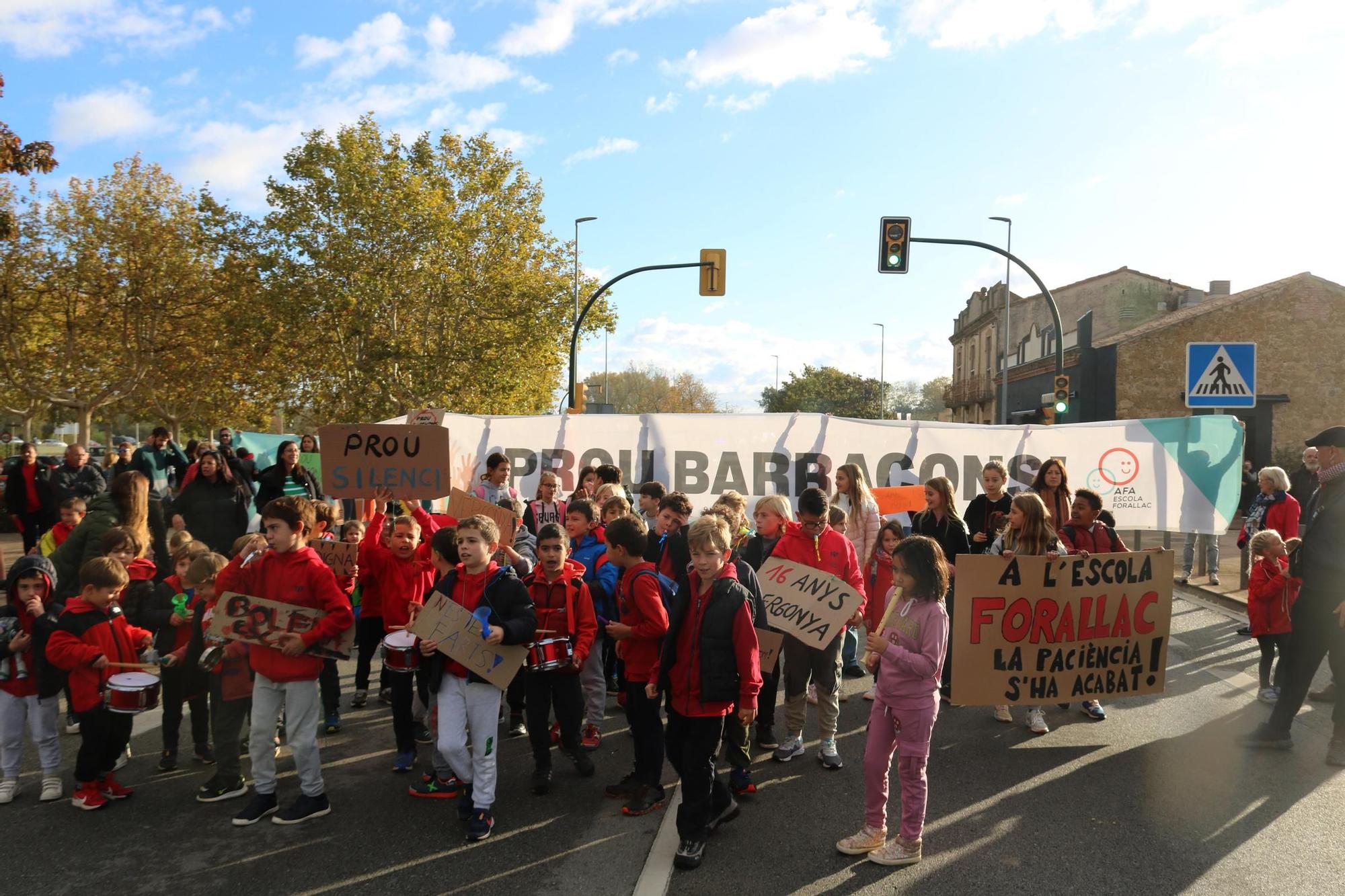 Pares i alumnes de l'escola de Forallac tallen la C-66 per reclamar que Educació un nou centre sense barracons