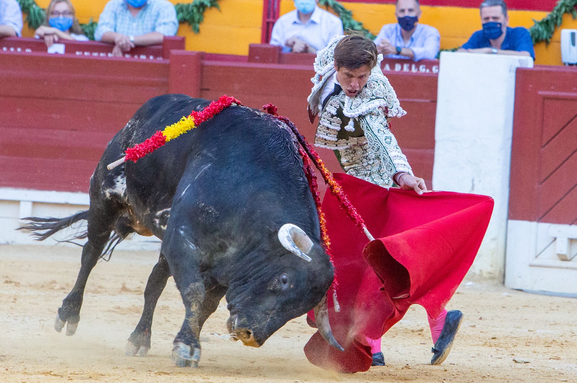 El Juli y Manzanares salen a hombros en la primera tarde de homenaje al maestro de Alicante