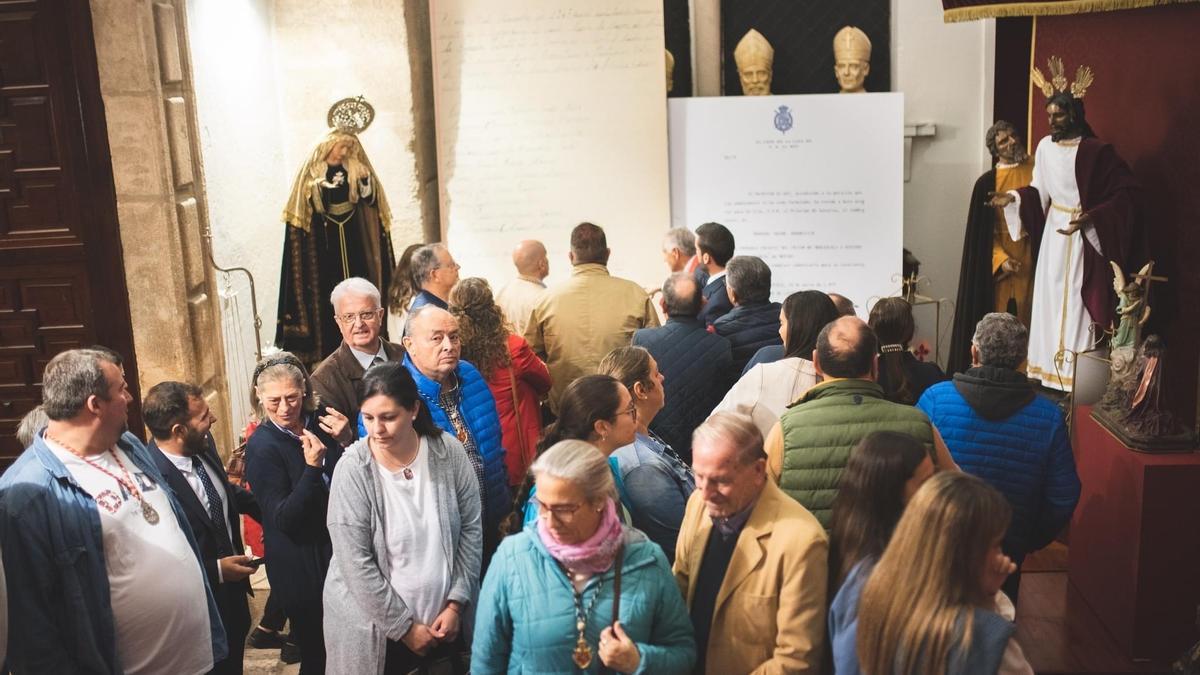 Asistentes a la inauguración de la exposición de la Cofradía Infantil de Mérida.