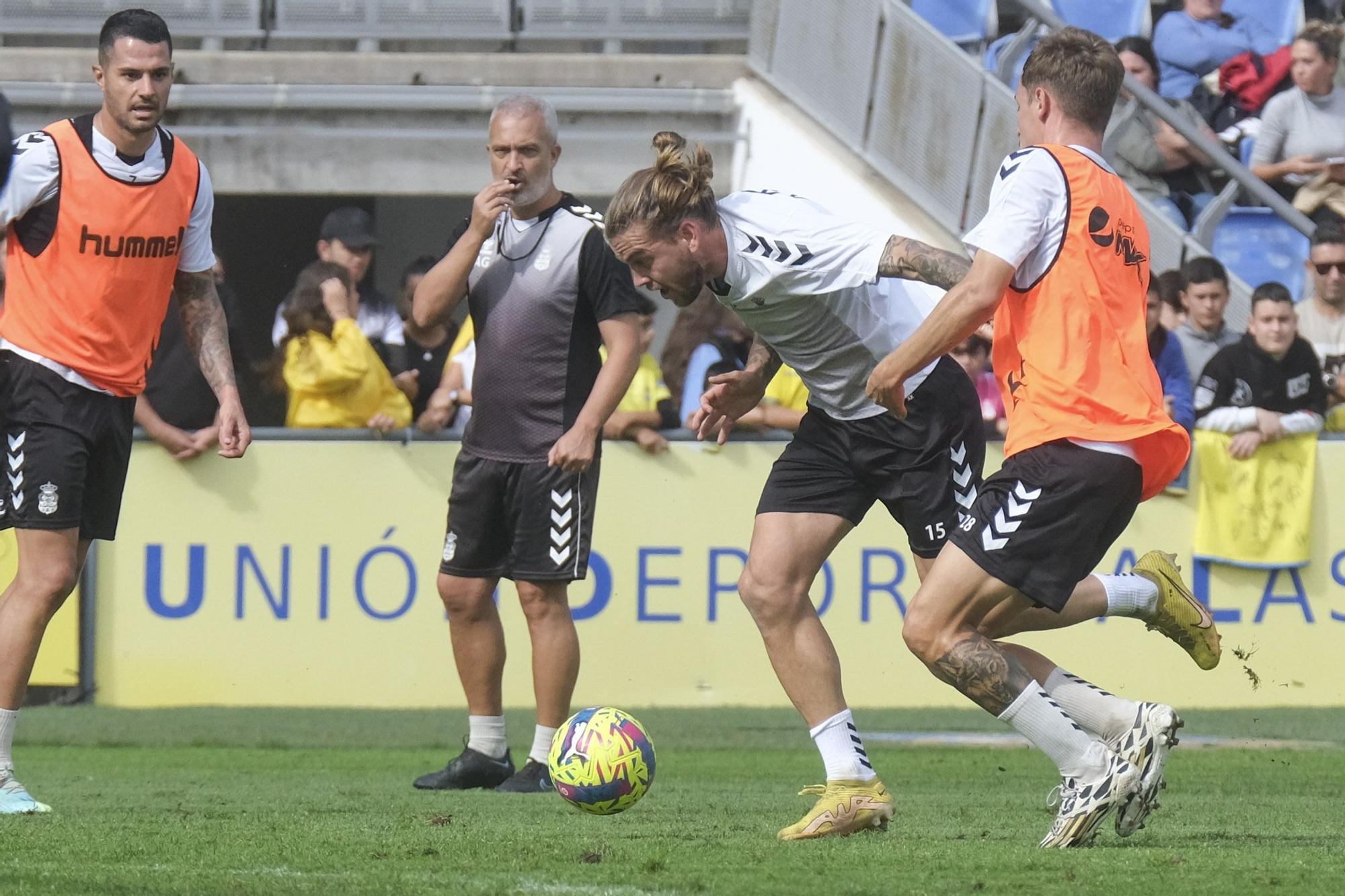 La UD Las Palmas entrena a puerta abierta