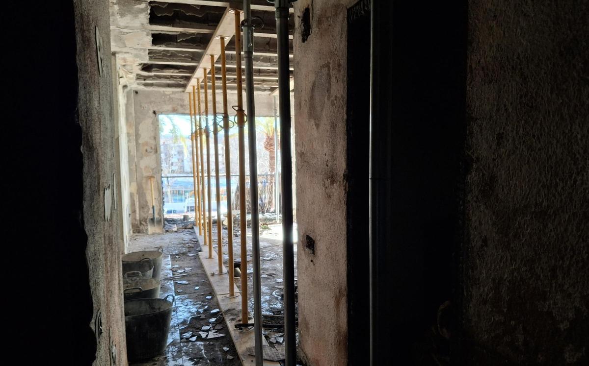 La vivenda a on va començar el foc, apuntalada