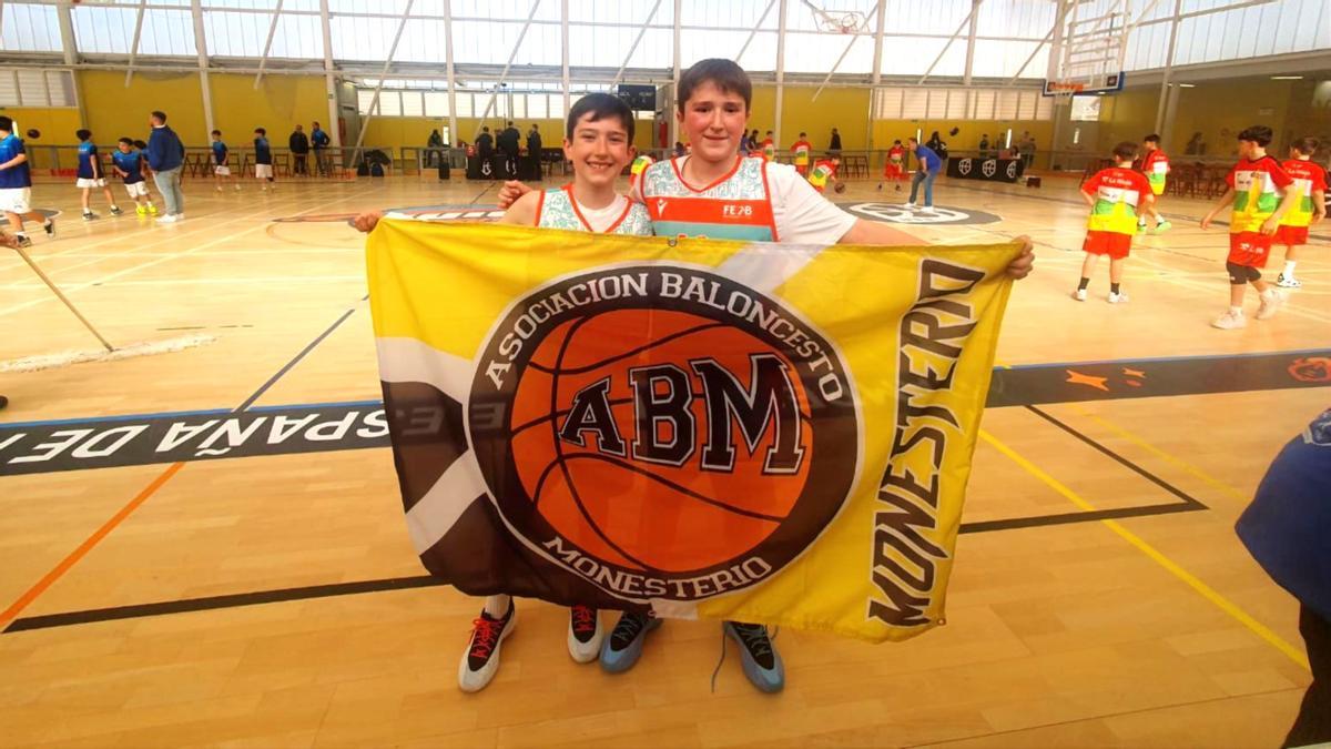 Manuel y Alberto con la bandera de su asociación