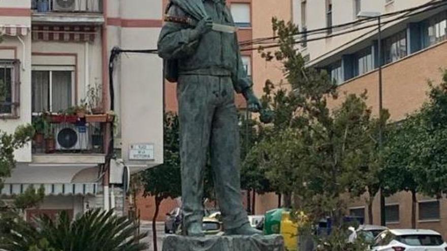 Armado, a su pesar.  Nada más alejado de la alegría de vivir y el arte de Miguel de los Reyes que la faca que, de forma temporal, lució hace unos días el monumento al artista, junto al jardín de la Victoria. Un bromista desconocido le colocó semejante arma, como si se tratara de algún monumento al Tempranillo. Por fortuna, la broma no duró mucho y hoy vuelve a lucir sin añadidos estrafalarios.