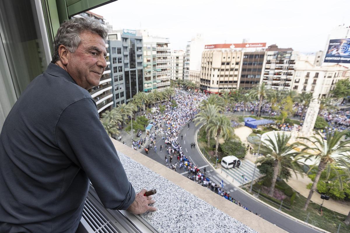 Enrique Ortiz se asoma a la ventana para ve la fiesta en la Plaza de los Luceros de Alicante.