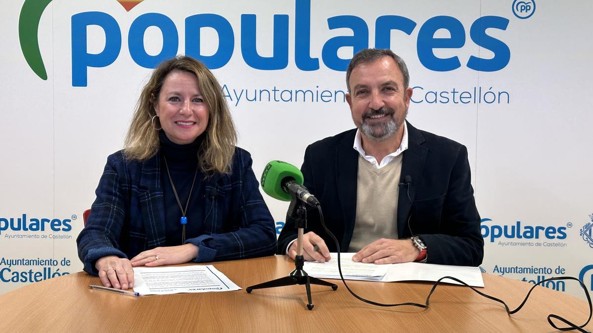 La portavoz del PP de Castelló, Begoña Carrasco, y el edil popular Juan Carlos Redondo, en rueda de prensa.