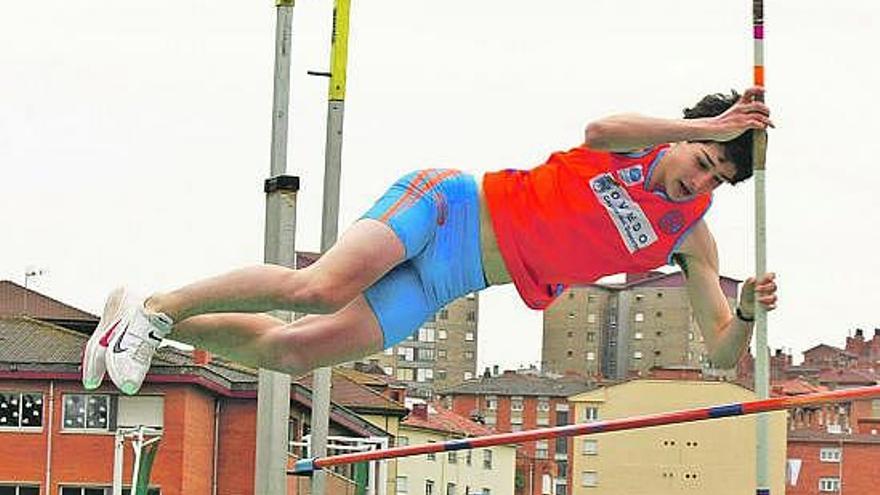 Un salto del pertiguista Roberto Arnaiz, del Oviedo.