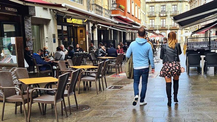 La calle peatonal A Baldosa, históricamente la "zona de vinos" de Vilagarcía, ayer.