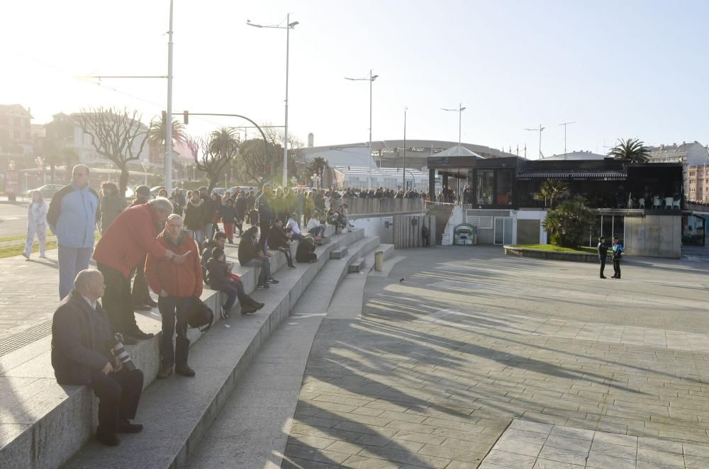 El paseo, cortado al tráfico tras llegar las olas a la carretera